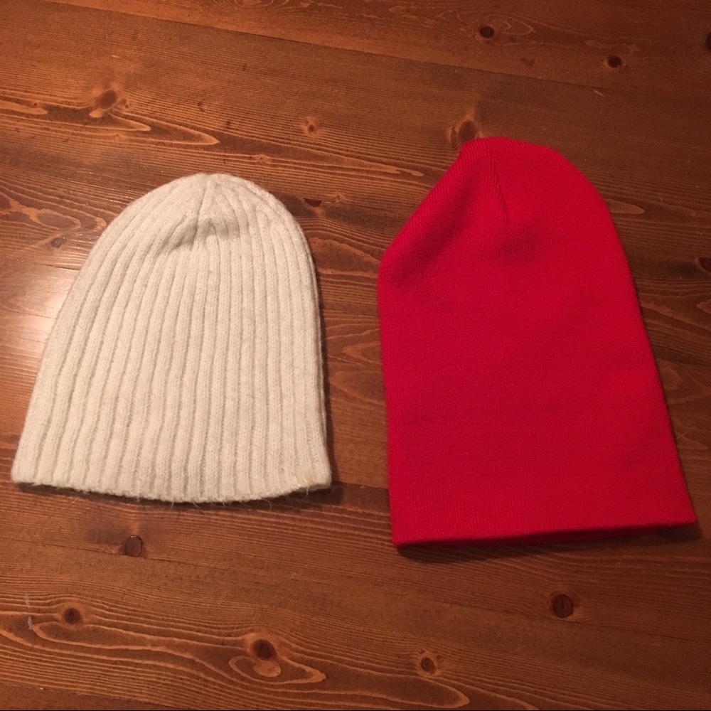 2 Beanies, white and red